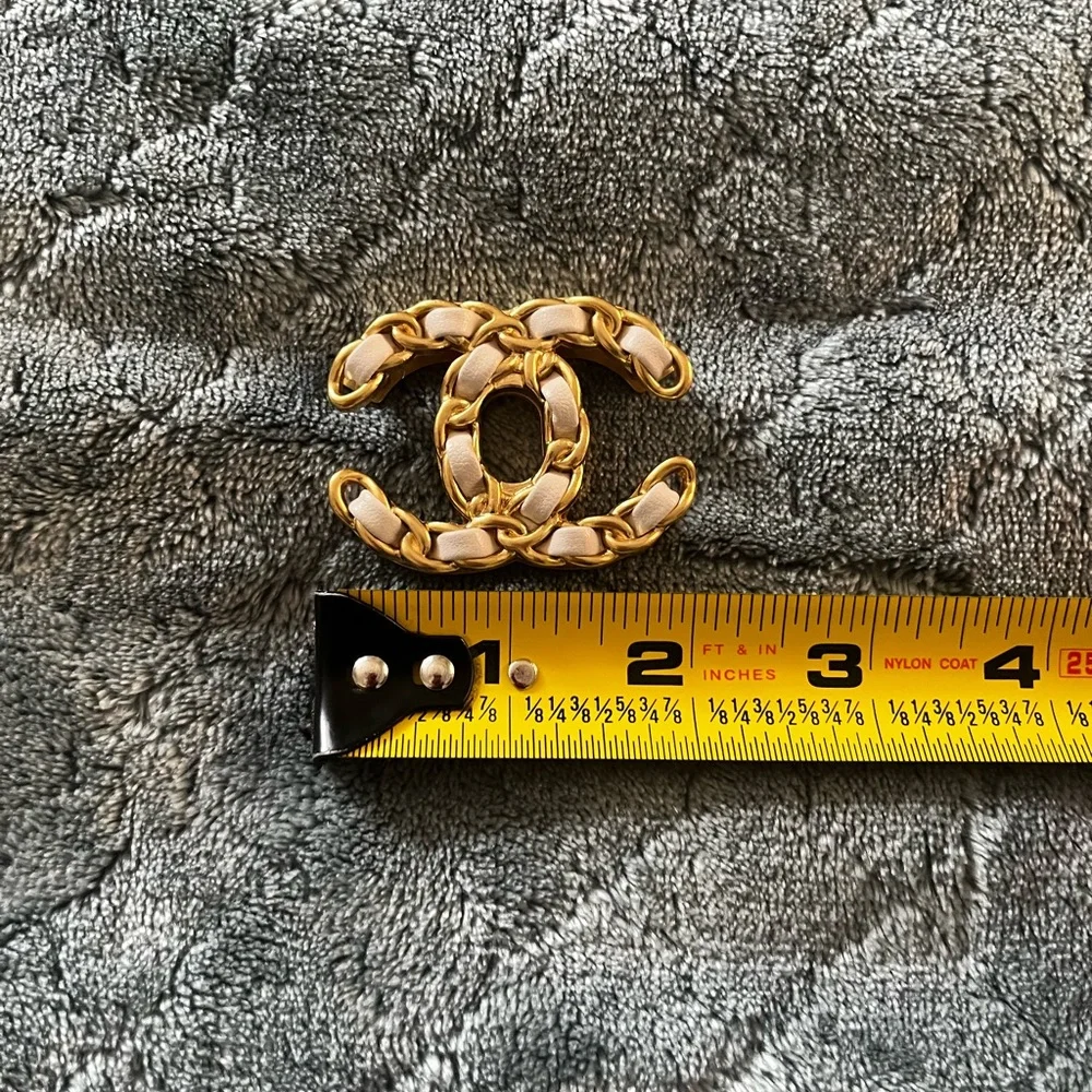 CHANEL Gold and Cream Interlocking‎ C Brooch